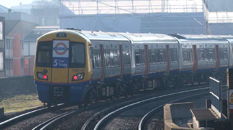 "¡Váyanse a la mierda!": Graban un ataque verbal racista a migrantes en un tren en Londres (VIDEO)
