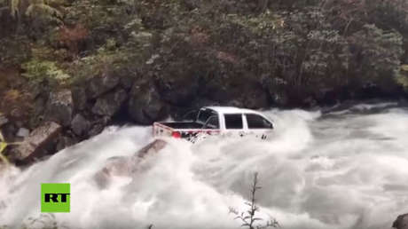 De película: Conductor queda atrapado al borde de una catarata en China (VIDEO)