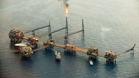 Evacúan personal y recortan producción petrolera del golfo de México por el huracán Michael