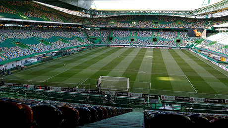 VIDEO: Portero queda inconsciente al chocar contra la portería mientras los rivales celebran el gol