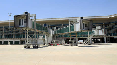 VIDEO: Colapsa un puente de embarque de pasajeros en el aeropuerto de Pakistán provocando un herido