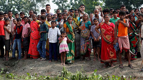 Azotan y atan a un árbol durante 5 horas a una joven musulmana por fugarse con un hindú