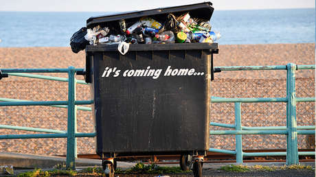 FOTO: Una botella de plástico pasa casi medio siglo en el mar y se conserva como si fuera nueva