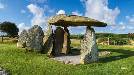 FOTOS: Estropean con grafitis uno de los sitios prehistóricos más famosos de Gales