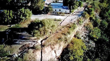 VIDEO, FOTOS: Una enorme grieta amenaza con desaparecer parte de un pueblo en Argentina