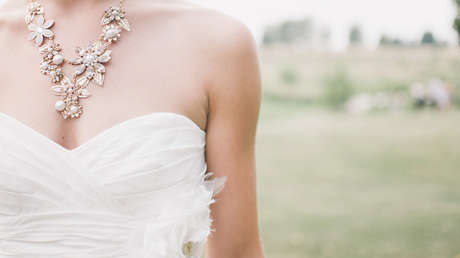 Una novia toma 'fotos de boda' ella sola para honrar a su amado atropellado por un conductor ebrio