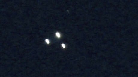 "OVNI sobre Moscú": Extrañas luces azules en el cielo moscovita desconciertan a internautas (VIDEO)