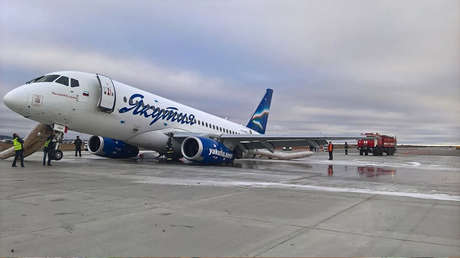 VIDEO: Un avión de pasajeros patina fuera de la pista en Siberia