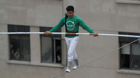 Acróbata marroquí cruza un paseo peatonal sobre un alambre a 50 metros de altura en Chile