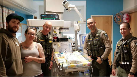 VIDEO: Policías salvan de morir de asfixia a una bebé de menos de una semana de edad