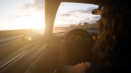 Una joven modelo sufre muerte cerebral al recibir un impacto de bala al volante