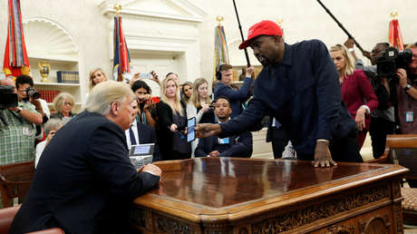 VIDEOS: Kanye West revela su contraseña de iPhone durante el encuentro con Trump y la Red explota