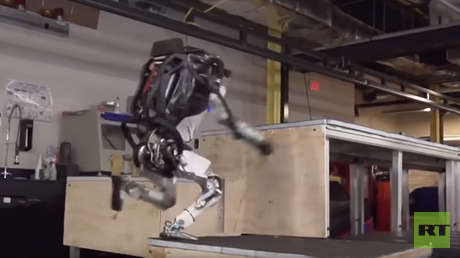 VIDEO: Un androide de Boston Dynamics salta varios obstáculos como un especialista de 'parkour'