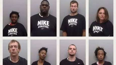 FOTO: Policías en EE.UU. obligan a detenidos a vestir camisetas de Nike mientras los fichan