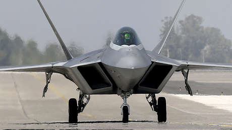 FOTO: Un caza F-22 Raptor de la Fuerza Aérea de EE.UU. realiza un aterrizaje de emergencia en Alaska