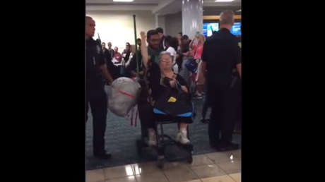 VIDEOS: Desalojan un avión por una pasajera que llevaba una ardilla como animal de apoyo emocional