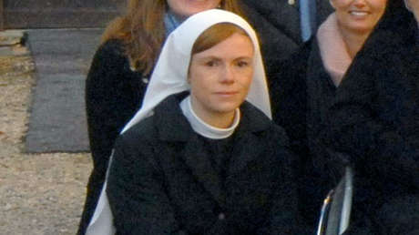 VIDEO: Actriz alemana hace estriptis en plena calle ante los policías (y no piensa pagar la multa)