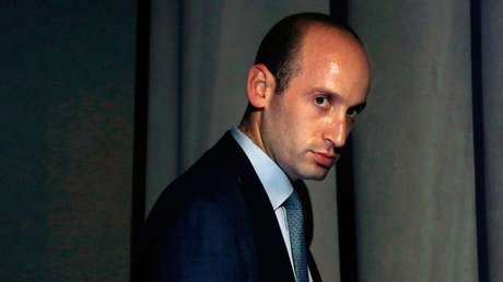 Suspenden a la maestra del ayudante principal de Trump que reveló que comía pegamento