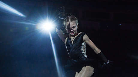 La joven patinadora rusa de 14 años establece un nuevo record mundial al superar su propia marca