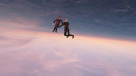 Video impresionante: Paracaidistas filman un salto a 274 kilómetros por hora con una cámara de cine