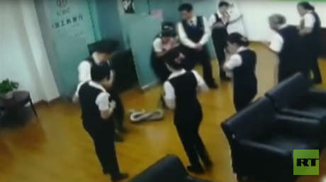 'Perdón por llegar tarde': Una pitón cae del techo durante una reunión en un banco chino (VIDEO)