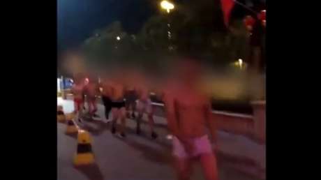VIDEO: Obligan a correr en calzoncillos al personal de un 'fitness' en China por malas ventas