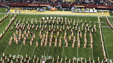 VIDEO: Decenas de 'tiranosaurios' bailan en EE.UU. al ritmo de la banda sonora de 'Parque Jurásico'
