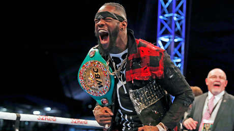 VIDEO: El boxeador Deontay Wilder se disculpa tras tumbar a una mascota televisiva de un puñetazo