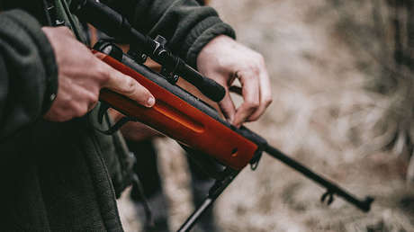 Un funcionario envía fotos de caza con sus presas muertas y sus colegas piden su dimisión