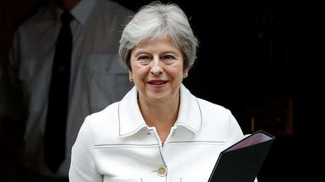  Bailes y clases de cocina: Theresa May presenta un plan para combatir la soledad 