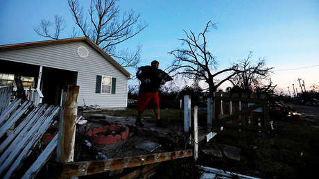 Un mensaje oculto en un mapa le permite hallar a familiares atrapados por el huracán Michael