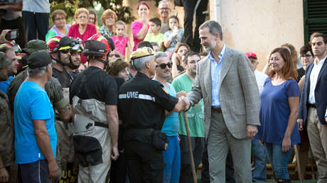 VIDEO: Felipe VI rechaza la escoba de un voluntario tras las inundaciones de Mallorca