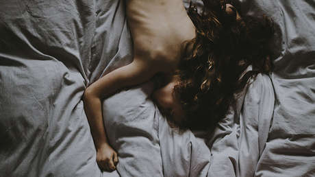 Queda paralizada tras ser "catapultada" por la cama mientras practicaba sexo y demanda al fabricante