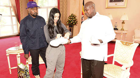 Kanye West le regala al presidente de Uganda un par de zapatillas