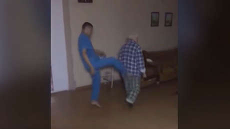 Indignación en la Red: Enfermeros golpean a un paciente en hospital psiquiátrico de Rusia (VIDEO)