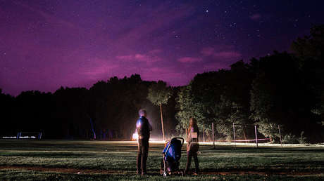 ¿Luces apocalípticas? El cielo nocturno se tiñe de púrpura y deja impactada a la web