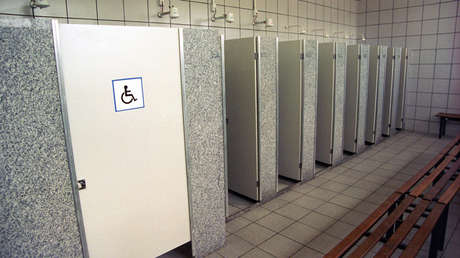 VIDEO: Un joven se atasca en un inodoro… al intentar atrapar un pez