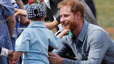 VIDEO: Un niño juega con la barba del príncipe Enrique