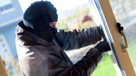 El propietario de un café logra ahuyentar a un ladrón encontrándose a 6.500 kilómetros del lugar