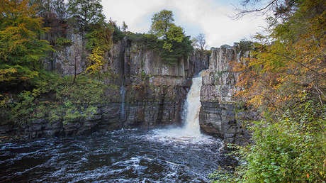 ¡Como si nada!: Hombre salta desde una cascada a más de 20 metros de altura y sobrevive (VIDEO)