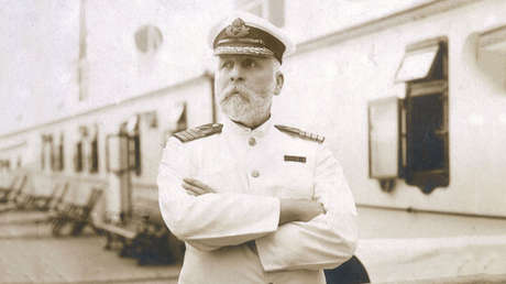 El 'fantasma' del capitán del Titanic se cuela en la foto de una pareja en un famoso bar (FOTO)