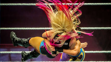 VIDEO: El terrible momento en que se le "explota" la rodilla a una luchadora de la WWE