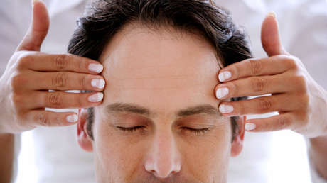 Suspenden a un oficial de Policía en la India por recibir un masaje mientras trabajaba (VIDEO)