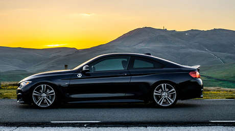 VIDEO: Roba el BMW de su madre y ella lo persigue furiosa por la carretera para darle cintarazos