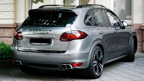 China: Engaña a un templo que quería abrir un refugio para animales y se compra un Porsche