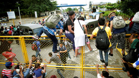VIDEO: La caravana de migrantes rompe la valla fronteriza entre Guatemala y México