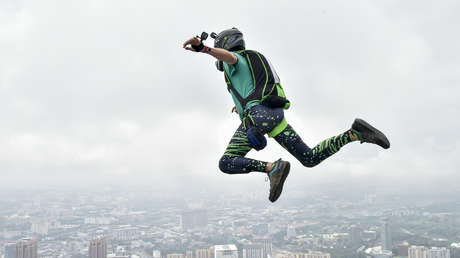 VIDEO: Su esposa le dice que no hay leche y salta desde el piso 29.º para comprarla