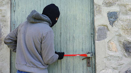 Rutina matutina: Sale de cárcel y lo arrestan por entrar en una casa a desayunar y lavarse la ropa 