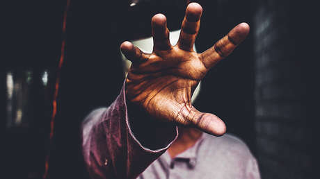 VIDEO: Interviene en una pelea de pareja, pero ambos lo patean y acaba en el hospital