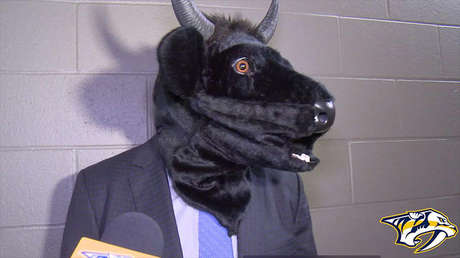 VIDEO: Un entrenador de hockey da una rueda de prensa con una máscara de toro